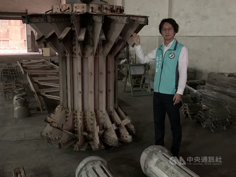 台中市文資處與「天外天劇場」所有權人積極溝通後,取得劇場部分圓形屋架、鋼板梁等重要構件,文資處表示未來將妥善留存。民進黨台中市議員江肇國15日說,未來應讓更多人知道天外天劇場曾經存在,而不是只將建築構件存放在菸葉廠中塵封。(江肇國提供)中央社記者郝雪卿傳真 110年4月15日