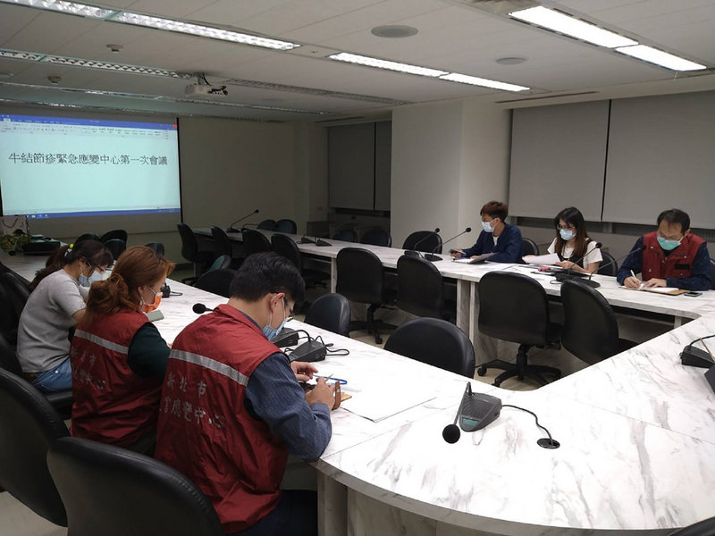 新北市林口區一處養牛場發生牛隻感染牛結節疹疫情,市府迅速成立應變中心,展開相關防疫作為。動保處15 日表示,目前市府已全面動員,預定16日可成完成全市養牛戶共1709頭牛隻的牛結節疹疫苗施打。(新北市動保處提供)中央社記者王鴻國傳真 110年4月15日