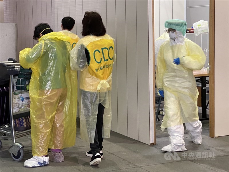 台灣15日新增1例武漢肺炎境外移入個案,為長期住在印尼的本國籍女童。圖為桃園機場航廈外的採檢站。(中央社檔案照片)