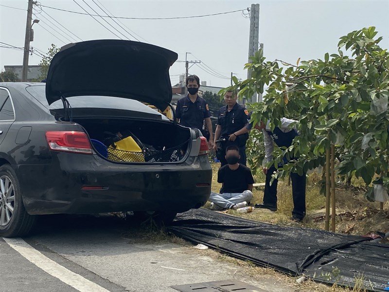 高雄市仁武區日前發生槍擊案,轄區警力15日中午執勤攔查可疑車輛,逮捕李姓小弟(坐者)後又逮獲身體不適倒地的胡姓主嫌,緊急送醫。(高雄仁武警分局提供)中央社記者洪學廣傳真 110年4月15日