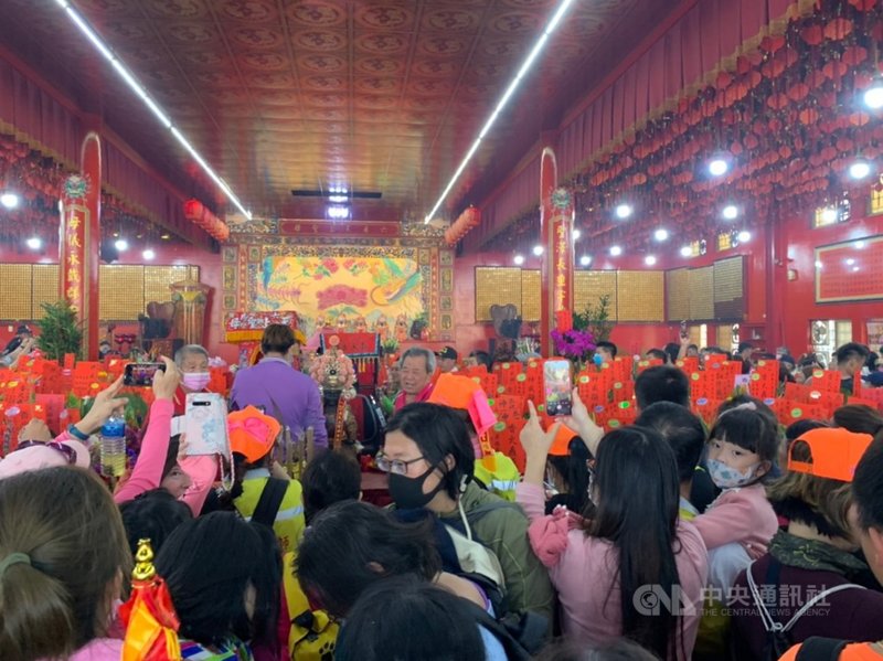 苗栗拱天宮白沙屯媽祖15日晚間駐駕土庫六房媽紅壇,相隔10年白沙屯媽、六房媽再度相會,民眾得知消息紛紛前往參拜祈福,紅壇熱鬧滾滾。(民眾提供)中央社記者蔡智明傳真 110年4月15日