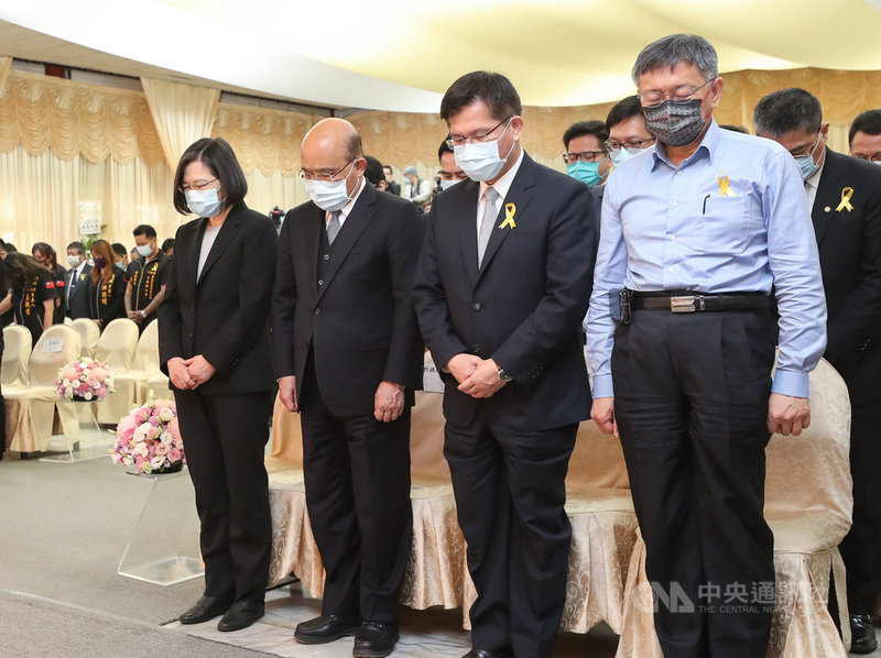太魯閣號事故聯合公祭15日下午在台北市立第一殯儀館舉行,總統蔡英文(前右4)、行政院長蘇貞昌(前右3 )、交通部長林佳龍(前右2)、台北市長柯文哲(前右)出席,和現場與會者全體起立默哀。中央社記者裴禛攝 110年4月15日