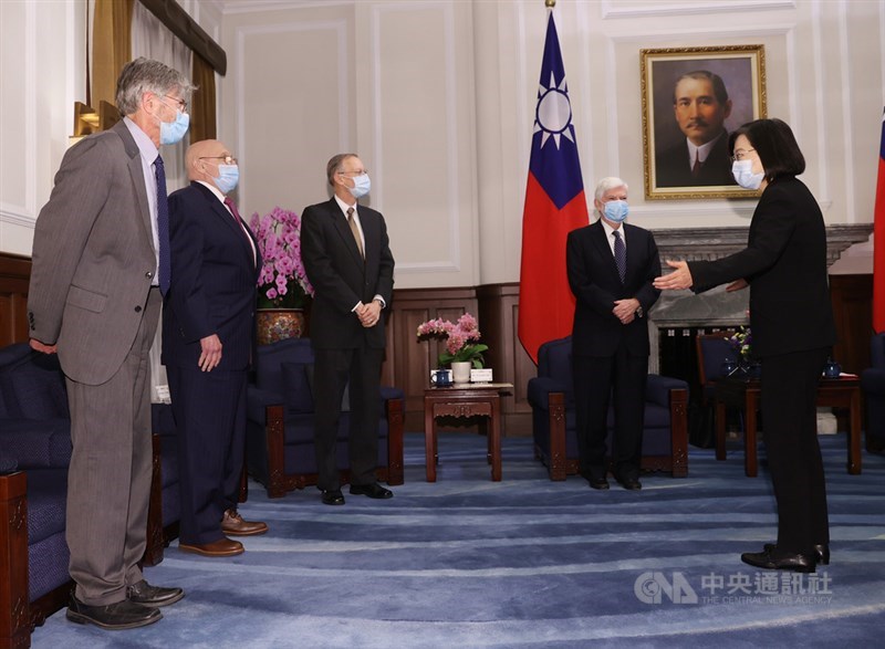 總統蔡英文(右1)15日上午在總統府接見美國前聯邦參議員陶德(右2)訪團時表示,期待台美儘速重啟TIFA對話,並進一步強化雙邊的經濟貿易夥伴關係。中央社記者鄭傑文攝 110年4月15日