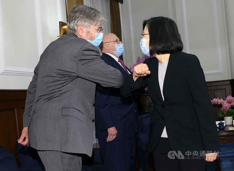 總統蔡英文(右)15日在總統府接見美國總統拜登派遣資深訪團,和前美國副國務卿史坦柏格(James Steinberg)(左)互碰手肘致意。中央社記者鄭傑文攝 110年4月15日