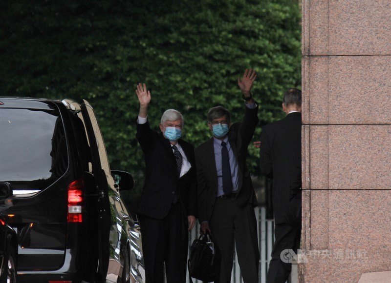 行政院長蘇貞昌15日接見美國前聯邦參議員陶德(Chris Dodd)(左)訪團等一行。陶德下車後向媒體揮手致意。中央社記者賴于榛攝 110年4月15日