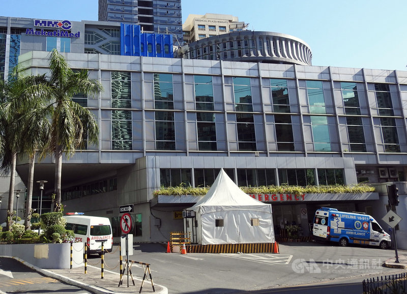 菲律賓武漢肺炎疫情嚴峻,馬尼拉都會區醫院幾乎爆滿,病床一位難求。圖為大馬尼拉地區馬卡蒂市(Makati )醫院,攝於2日。中央社記者陳妍君馬尼拉攝 110年4月15日