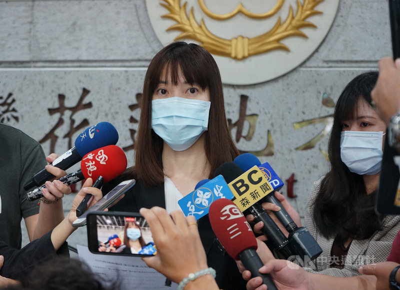 花蓮地檢署主任檢察官周芳怡(左)15日接受媒體採訪指出,運安會公布的太魯閣號撞擊事故的行車紀錄器畫面,曾有1人出現在鐵軌旁,但因畫面非常短暫,受限拍攝角度及畫質,無法查明這人的身分,擔心會波及無辜民眾,確認後再說明。中央社記者張祈攝 110年4月15日