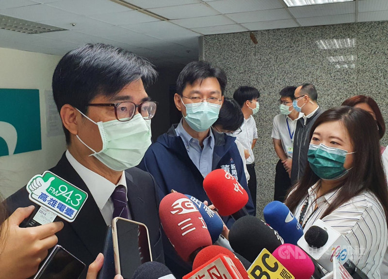高雄市長陳其邁(左)15日上午出席治安會報前接受媒體聯訪,透露自己昨晚就失眠,但強調與施打AZ疫苗無關。他說一直在煩惱用水跟經濟產業發展等問題,也盼能增加南化水庫供水。中央社記者洪學廣攝 110年4月15日