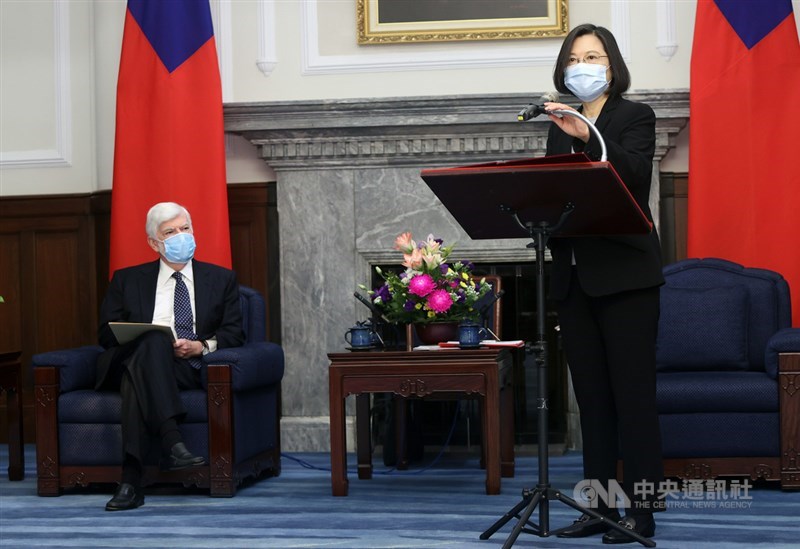 總統蔡英文(右)15日在總統府接見美國前聯邦參議員陶德(Chris Dodd)(左)訪團時表示,期待台美儘速重啟TIFA對話,在發展綠能、因應假訊息與認知戰上可長期合作;台灣願與美國在內的理念相近國家,共同守護印太區域穩定和平。中央社記者鄭傑文攝 110年4月15日