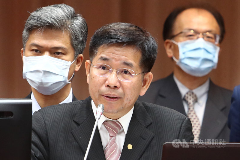 教育部長潘文忠(中)15日到立法院教育及文化委員會進行專題報告,重申政府推動資通訊人才培育,110學年度相關系所核定增加6654個名額,並鼓勵在職人士取得第二專長。中央社記者王騰毅攝 110年4月15日