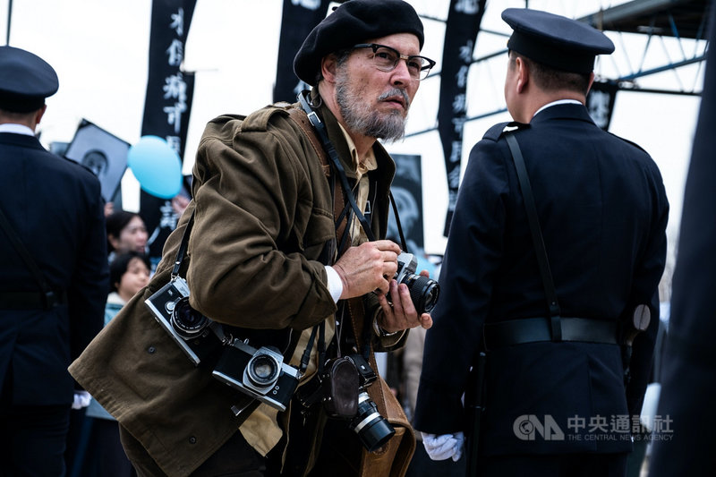 好萊塢影星強尼戴普(Johnny Depp)(圖)演出電影「惡水真相」,戴起眼鏡、畫家帽化身傳奇攝影師尤金史密斯。(采昌國際提供)中央社記者王心妤傳真 110年4月15日