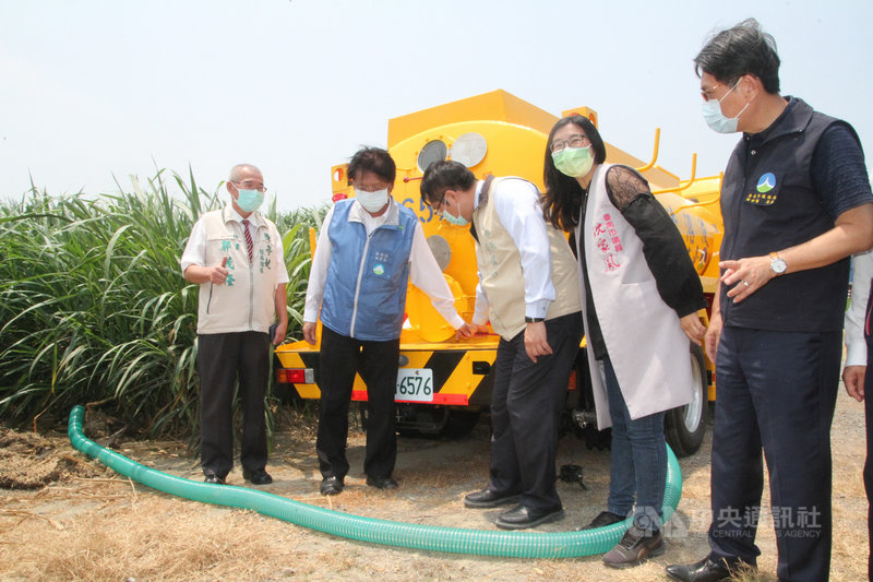 台南市政府爭取行政院環保署補助購置的沼液沼渣集運輸車輛15日啟用,環保署副署長蔡鴻德(左2)與台南市長黃偉哲(中)等人查看施灌狀況。中央社記者楊思瑞攝 110年4月15日