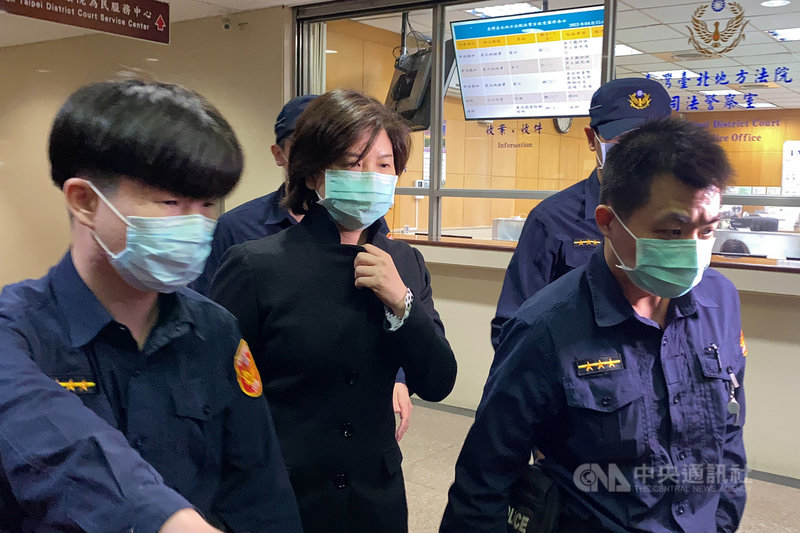 北檢查出前中研院張姓科長疑涉收賄,檢察官並另行約談紘瑞公司游姓執行長(中)等人到案,訊後聲押。北院裁定游女以新台幣200萬元交保,限制住居、出境及出海。中央社記者林長順攝 110年4月15日