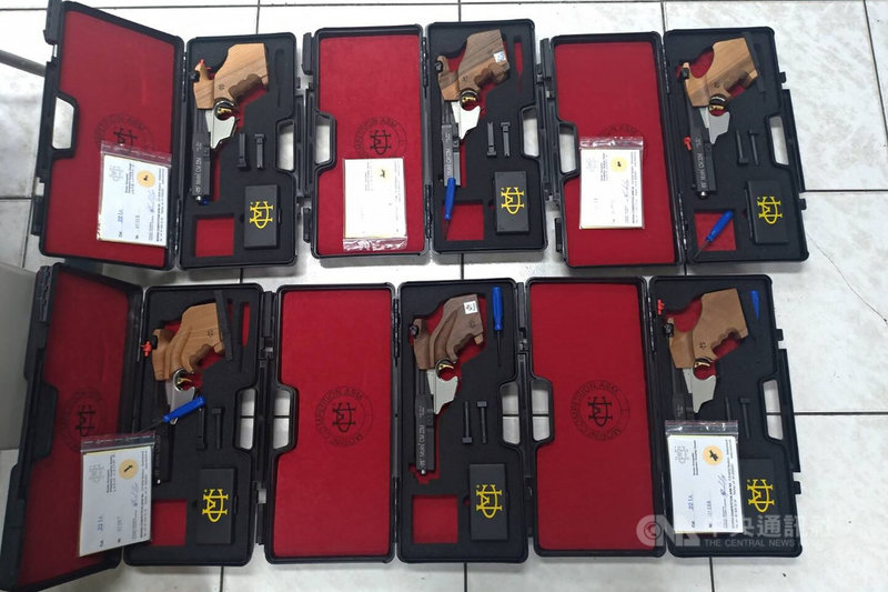 台北市議員王世堅日前直批北市成犯罪首都。台北市警察局15日表示,北市員警積極查緝槍械,民國109年獲警政署評比為六都之冠,且逾半數槍彈均在外縣市查獲,並非代表北市槍械犯罪惡化。(台北市警察局刑事警察大隊提供)中央社記者黃麗芸傳真 110年4月15日