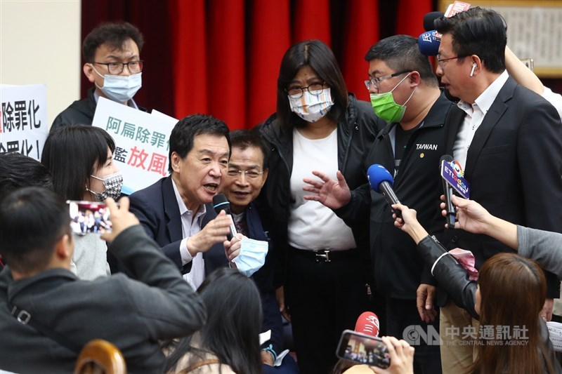 立法院財政委員會15日排審有關國務機要費除罪化修法,國民黨團總召費鴻泰(前左2)率黨團立委占據發言台癱瘓議事,提案修法的民進黨立委蔡易餘(右2)與財委會召委郭國文(右)上前溝通。中央社記者王騰毅攝 110年4月15日
