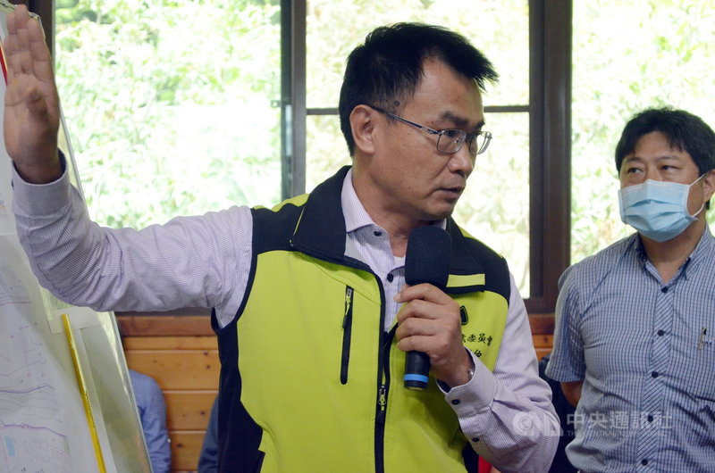 農委會主委陳吉仲(左)15日考察嘉義地區農工建設概況時表示,乾旱影響範圍擴大,除了平地農作,種在山上的茶樹也受損,導致茶葉歉收、茶樹枯死,農委會已啟動天然災害救助申請,請縣市政府進行查估。中央社記者蔡智明攝 110年4月15日