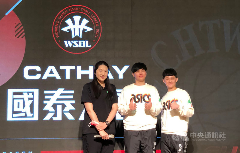 女子超級籃球聯賽(WSBL)將開打,國泰女籃總教練鄭慧芸(左)15日表示,國泰是唯一一隊在4月9日截止前完成報名程序,其他3隊因抵制保留名單,延後繳交報名表,「球團這邊不能接受沒有按照程序走」。中央社記者黃巧雯攝 110年4月15日