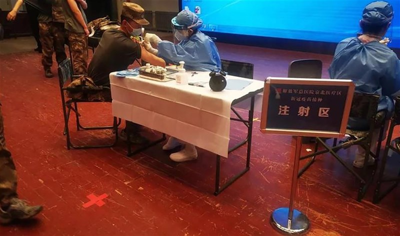 中國近期全面加快接種COVID-19疫苗,中共解放軍媒體15日明確表示,軍隊人員作為需隨時執行各類任務的群體,疫苗除確有禁忌症外應當做到「全員接種」。(取自解放軍報微信公眾號)