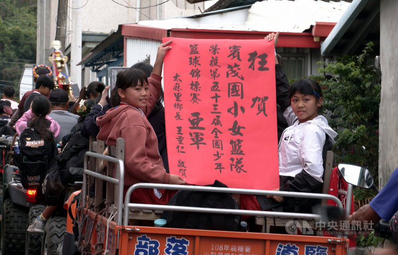 台東縣南迴公路附近的賓茂國小女籃,摘下今年全國少年籃球錦標賽女子MINI組亞軍,為台東拿下全國賽最佳成績,小將們14日乘坐沙灘車遊街,接受大家歡呼。中央社記者盧太城台東攝 110年4月15日