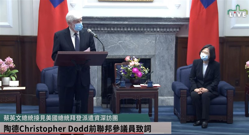 蔡總統(右)說,陶德(左)是拜登信賴的友人,訪團成員包括阿米塔吉、史坦柏格等人,顯示美國跨黨派對台灣的支持。(圖取自總統府YouTube頻道網頁youtube.com)