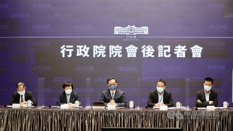 行政院發言人羅秉成(中)15日主持行政院會後記者會,主計總處副主計長蔡鴻坤(左)、財政部次長李慶華(左2)、國發會副主委施克和(右2)、科技會報辦公室執行祕書葉哲良(右)出席記者會。中央社記者張皓安攝 110年4月15日