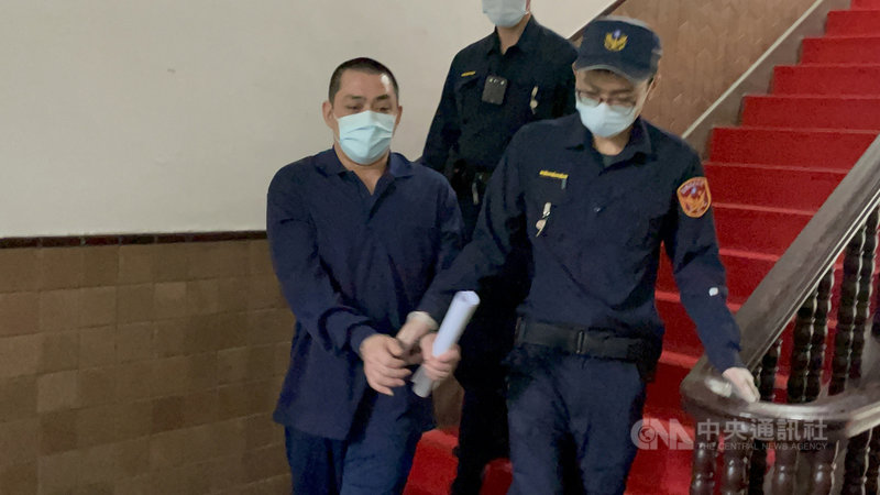 林姓少女22年前遭虐殺焚屍成為懸案,桃檢查獲情侶潘男陳女行凶起訴,一審均判無期徒刑。二審15日開庭,潘姓男子表示僅焚屍,強調沒有參與凌虐殺人過程。圖為潘男(左)庭訊後還押。中央社記者劉世怡攝 110年4月15日