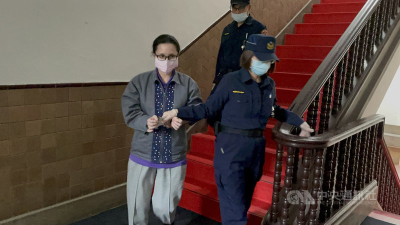 林姓少女22年前遭虐殺焚屍成為懸案,桃檢查獲情侶潘男陳女行凶起訴,一審均判無期徒刑。二審15日開庭,陳女翻供否認殺人。圖為陳女(左)庭訊後還押。中央社記者劉世怡攝 110年4月15日