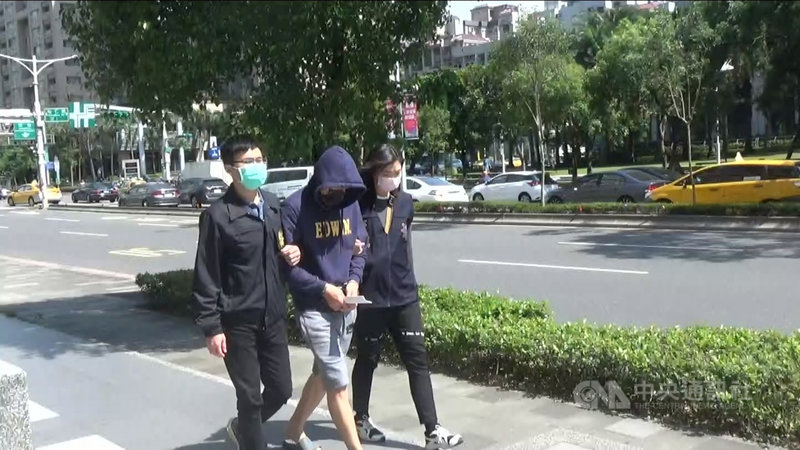 法務部矯正署所屬外役監近10年有39人逃離,仍有3名受刑人未緝獲。刑事局15日表示,經追查發現其中一名受刑人藍啟銘(中)窩藏於台北市松山區,7日已將他逮捕移送歸案。(翻攝照片)中央社記者黃麗芸傳真 110年4月15日