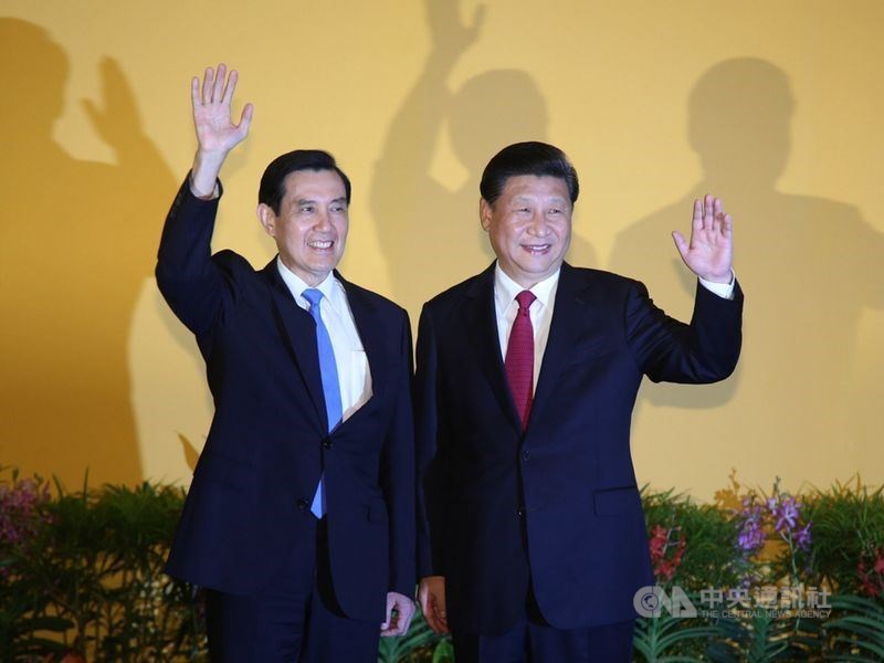 中共建黨百年之際,官方近期出版2021年版「中國共產黨簡史」,其中涉台部分列入馬習會、太陽花等事件,並強調「反獨促統」。圖為前總統馬英九與中國領導人習近平2015年首次會面。(中央社檔案照片)
