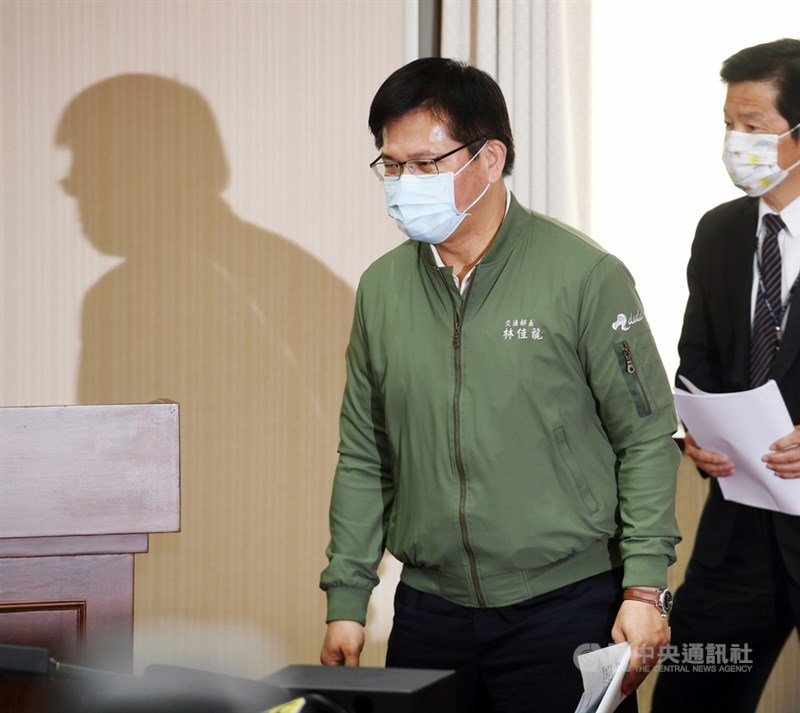 交通部長林佳龍(左)日前為太魯閣號事故向行政院長蘇貞昌遞出辭呈。行政院發言人羅秉成15日表示,蘇貞昌已批准林佳龍辭呈,將於20日生效。(中央社檔案照片)