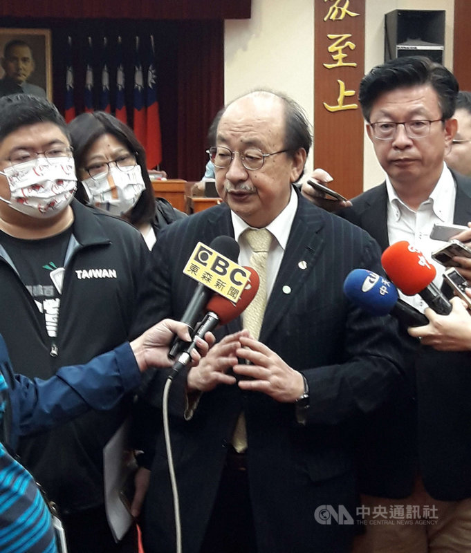 立法院財政委員會15日議程審查「會計法第99條之1條文修正草案」,由於涉及國務機要費除罪化,朝野無共識,黨團協商決議22日先舉行公聽會,28日審查此案。民進黨團總召柯建銘(中)及立委郭國文(右)、蔡易餘(左)等人會後受訪呼籲,不要用政治鬥爭看待此案。中央社記者范正祥攝 110年4月15日