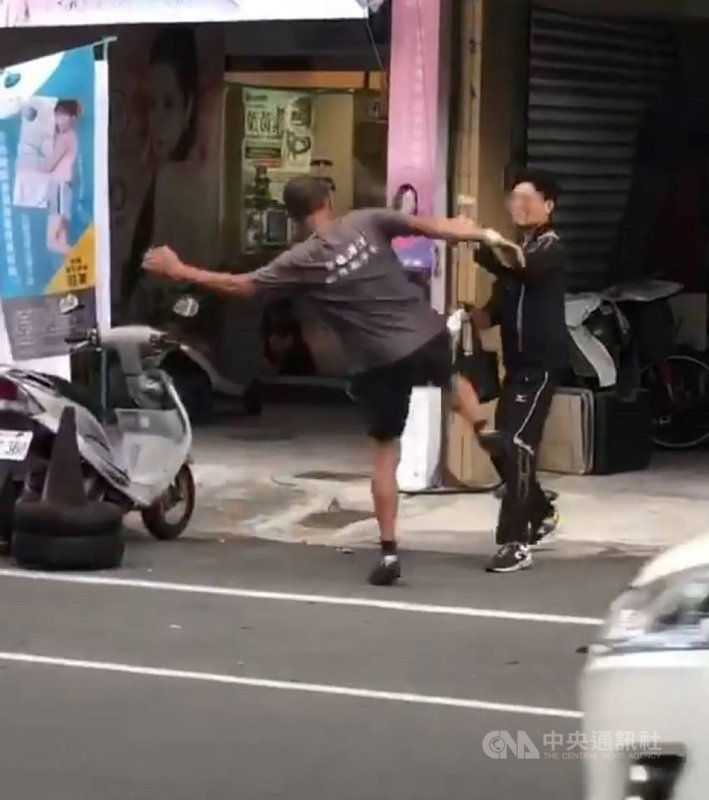 屏東縣恆春警分局表示,15日下午獲報指恆春鎮中正路段發生打架事件,派員到場發現是分局林姓員警在下班後,看到有交通違規行為遂以手機蒐證,舉動引起在場民眾不滿,引發雙方衝突。(民眾提供)中央社記者郭芷瑄傳真 110年4月15日