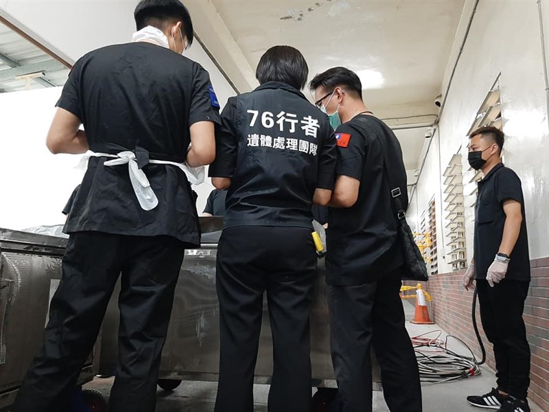 台鐵太魯閣號事故造成49人罹難,遺體修復師百人團隊進駐花蓮市立殯儀館,14日修復48具遺體,交還給家人。(圖取自王薇君臉書facebook.com)