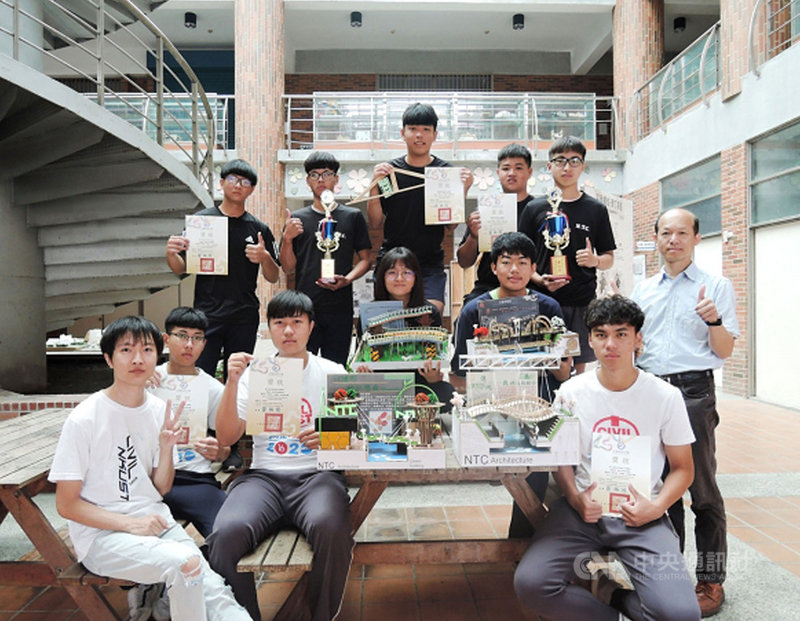 國立台東專科學校高職部土木科參加「全國木橋載重創新設計競賽」獲得5個獎項,這也是學校連續10年獲獎,成績亮眼,也為台東爭光。(台東專科學校提供)中央社記者盧太城台東傳真 110年4月15日