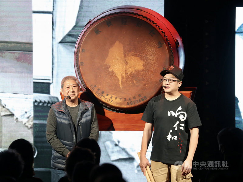 2021年台灣文博會16日開幕,主辦單位邀請6名不同文化領域的工作者分享故事,其中「响仁和」的第二代傳人王錫坤(左)與其子王凱正(右)上台,王凱正說接手製鼓產業後,才了解傳統文化傳承的重要,最後王錫坤親手擊鼓,象徵百年手藝傳承的力量。中央社記者張皓安攝 110年4月16日