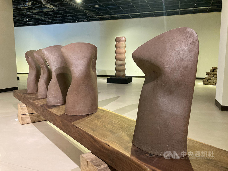 長年埋首山間農舍創作,40年不輟,現年82歲的陶藝雕塑家楊元太,目前在嘉義梅嶺美術館舉行個展,呈現他與土地對話、關懷浮世眾生的心路與巧思。(梅嶺美術館提供)中央社記者邱祖胤傳真 110年4月16日