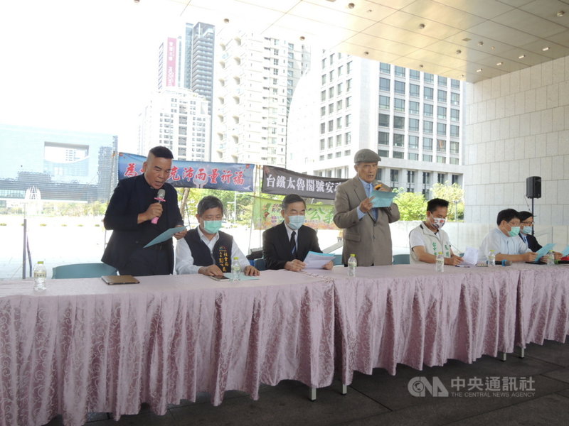 台中公義行動教會16日在台中市政府前廣場舉行追思太魯閣號亡魂暨降雨祈福大會,由前國防部長蔡明憲(左4)主持,台中市副市長黃國榮(左3)也出席。中央社記者郝雪卿攝 110年4月16日