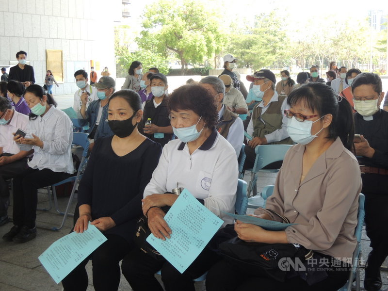 台中公義行動教會16日會同其他教會追思太魯閣號亡魂,殉職台鐵司機員袁淳修的媽媽(前右2)與姊姊(前右)出席感謝各界。中央社記者郝雪卿攝 110年4月16日