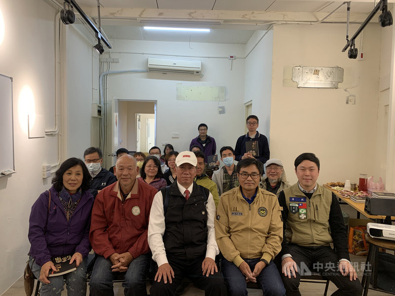 民進黨馬祖黨部15日晚間邀請「戰地36金馬戒嚴民主運動實錄」作者陳永富(前右2),與馬祖民主運動者李金梅(前左起)、王長明、吳軾子等共同分享民主抗爭歷史,讓後人可了解民主自由的可貴。中央社記者邱筠攝 110年4月16日