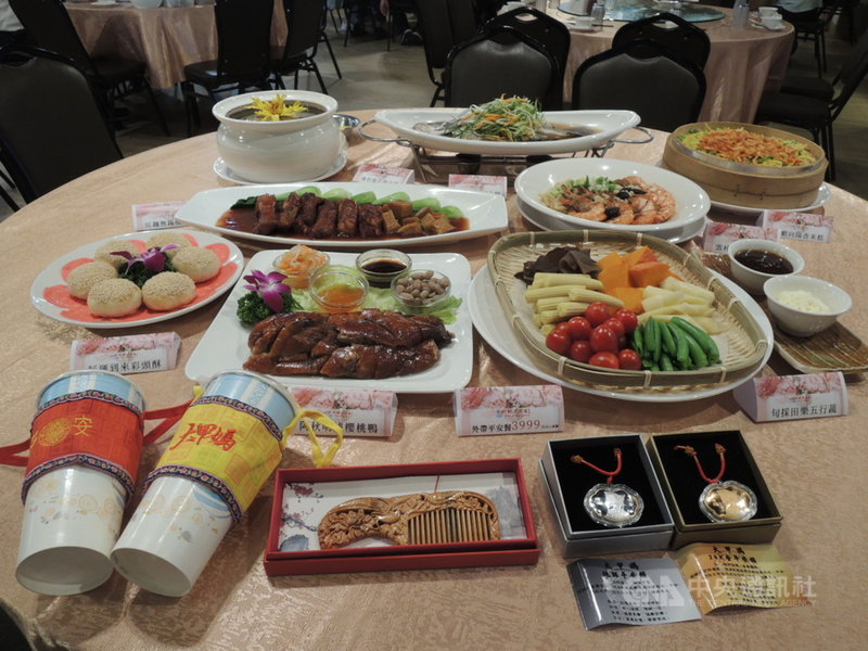 迎接母親節到來,台中市一家知名餐廳業者推出母親節溫情饗宴,業者指出,月底前預付全額餐費,就送大甲鎮瀾宮加持好禮,有杯袋、好運按摩梳及御守項鍊等。中央社記者郝雪卿攝 110年4月16日