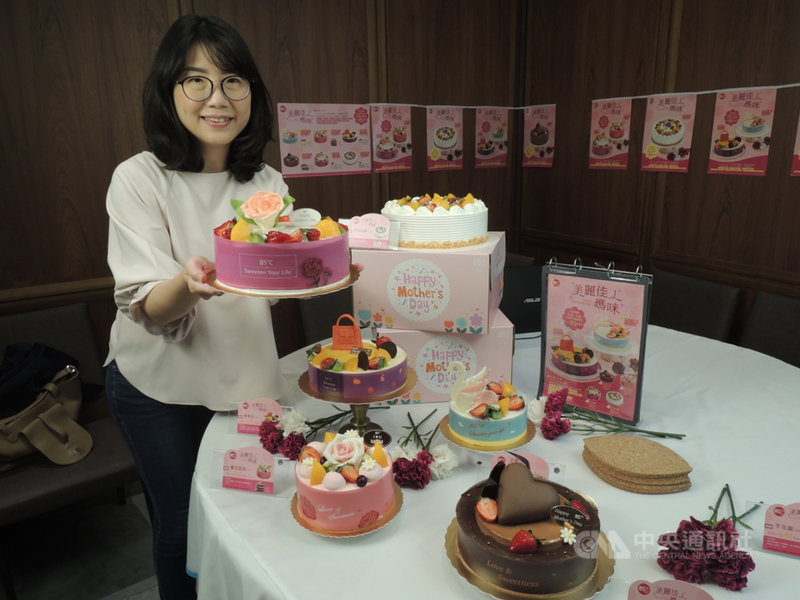 母親節即將到來,連鎖咖啡業者今年推出夢幻天鵝、愛媽包等6款主題蛋糕,5月6日前到門市預購母親節主題蛋糕可享85折優惠。中央社記者郝雪卿攝 110年4月16日