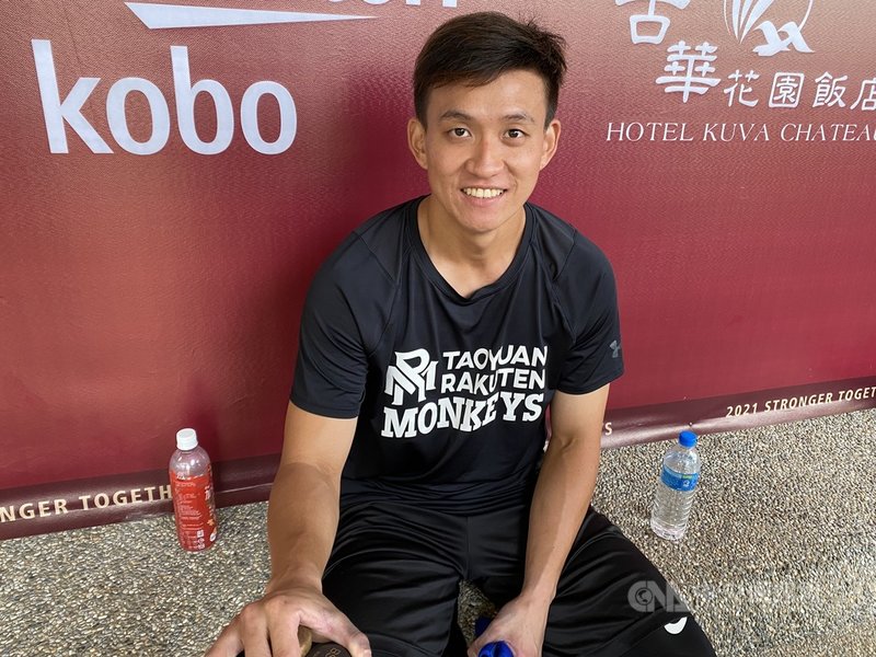 中華職棒樂天桃猿隊捕手張閔勛(圖)雖然之前曾因守備所苦,跑去外野又回來蹲捕,不過總教練曾豪駒認為他進步很多,張閔勛則表示,現在只想要把守備做好,幫助投手降低失分。中央社記者楊啟芳攝 110年4月16日