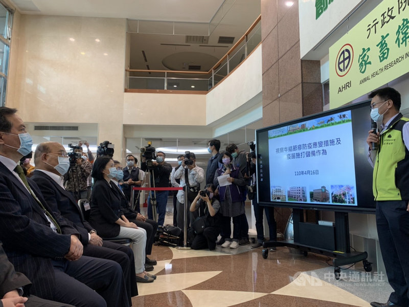 新北市林口區一肉牛場確診台灣本島首例牛結節疹,行政院長蘇貞昌(左2)16日前往新北市淡水區的行政院農業委員會家畜衛生試驗所,視察防疫應變措施及疫苗施打儲備作為,專心聆聽簡報。中央社記者沈佩瑤攝 110年4月16日