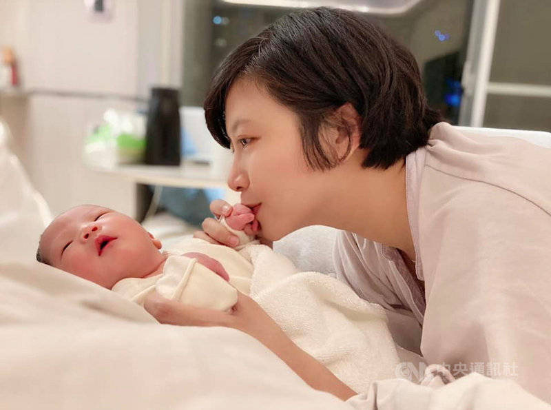 編導經驗豐富的徐麗雯(右)懷著女兒小海葵時創作客家電視電影「光的孩子」,笑稱作品彷彿另一個孩子;徐麗雯說,希望藉由作品討論女性已有社會成就後,卻有不得不做的義務時,該如何抉擇。(客家電視提供)中央社記者王心妤傳真 110年4月16日