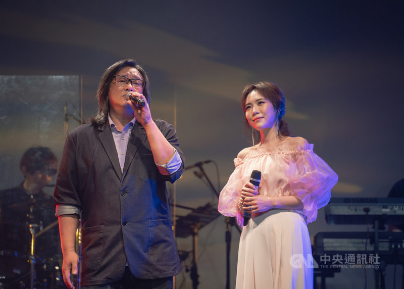 歌手吳申梅(右)16日晚間舉辦「讚聲演唱會」,邀請台語金曲歌王施文彬(左)擔任嘉賓,兩人合唱「傷心酒店」、「再會啦心愛的無緣的人」。(寬宏藝術提供)中央社記者王心妤傳真 110年4月16日