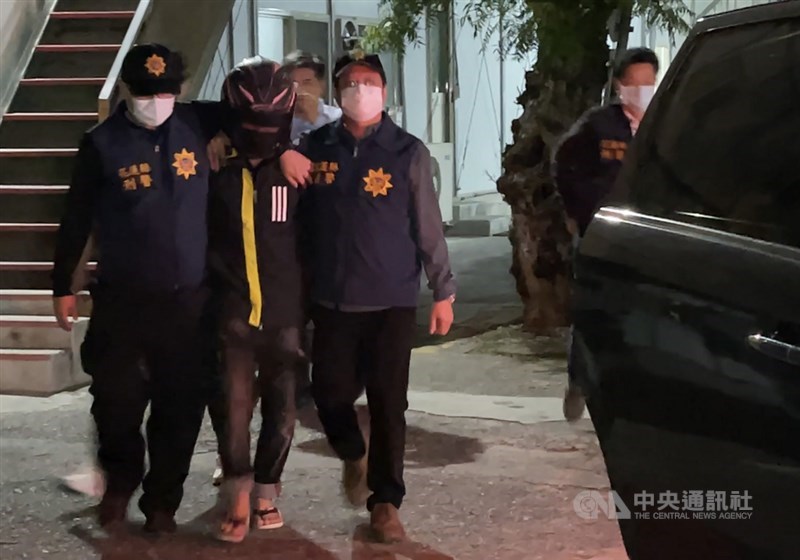 花蓮地檢署偵辦台鐵太魯閣號事故案,檢方16日依過失致死起訴越南籍非法移工阿好(左2)。(中央社檔案照片)