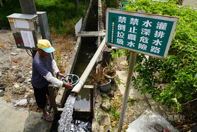 高雄巿長陳其邁16日下午在市政府說明高雄水情狀況暨抗旱措施,17日起停供洗車場及游泳池等用水大戶,以節水20%為總目標,希望水情停留在橙燈,維持6、7月還不進入紅燈的「供五停二」。圖為高雄市農民放水灌溉農地。中央社記者董俊志攝 110年4月16日