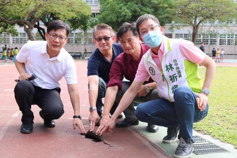 台中市西屯區西屯、泰安國小及至善國中等操場跑道老舊破損,民進黨籍立委張廖萬堅(左1)16日邀教育部體育署等單位會勘,爭取中央政府補助整修經費。(張廖萬堅提供)中央社記者郝雪卿傳真 110年4月16日
