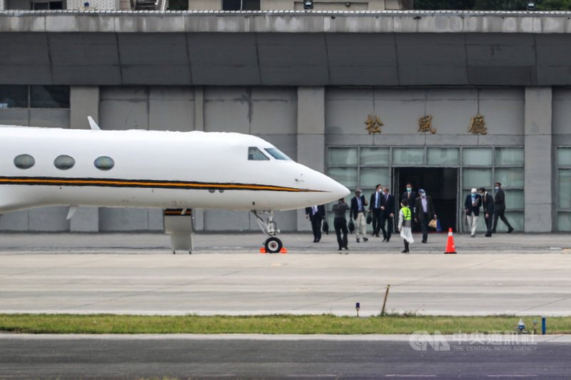 美國前參議員陶德(Chris Dodd)訪問團14日抵台,15 日拜會總統蔡英文、行政院長蘇貞昌,16日上午搭乘專機自松山機場離台,結束訪問行程。中央社記者裴禛攝 110年4月16日