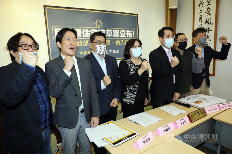 行政院會日前通過住宅法修正草案,提高參與包租代管房東的免稅額。社宅推動聯盟16日偕跨黨派立委包括民進黨立委江永昌(右3)與吳玉琴(中)、時代力量立委邱顯智(左3)、台灣民眾黨立委張其祿(左2)共同舉行記者會,建議應由中央政府訂定全國一致的社會住宅租金定價基準,並提升社宅中保障弱勢比例。中央社記者郭日曉攝 110年4月16日